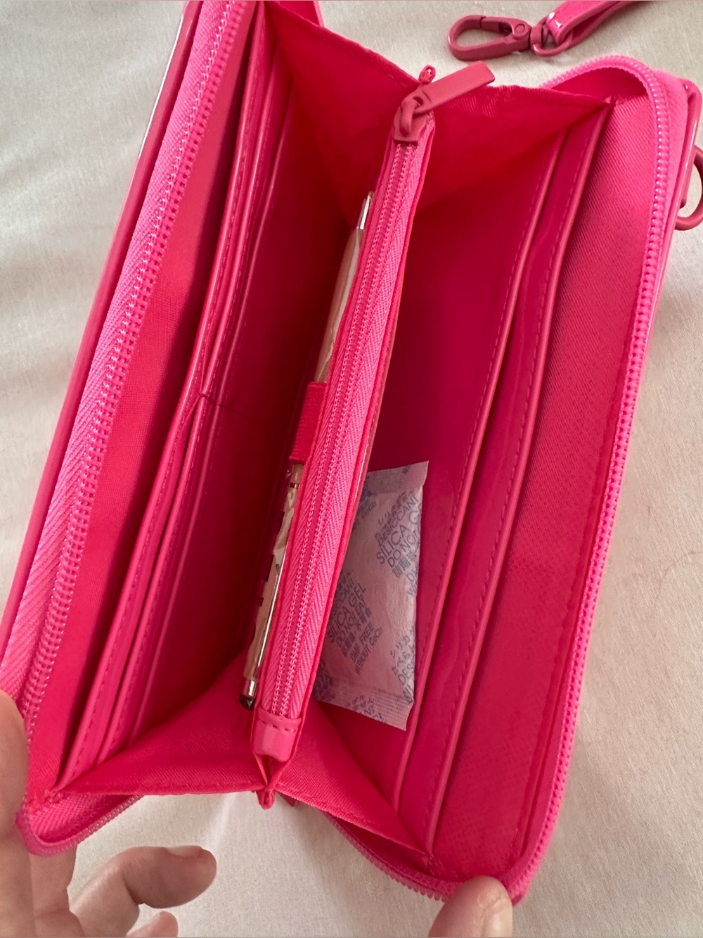 BEIS X BARBIE
The Travel Wallet in Barbie™ Pink NWOT - Picture 12 of 13
